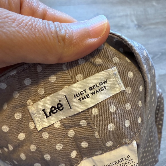 Lee just below the waist Gray and White Flat Front woman’s Short ~Size 6 - Picture 4 of 10